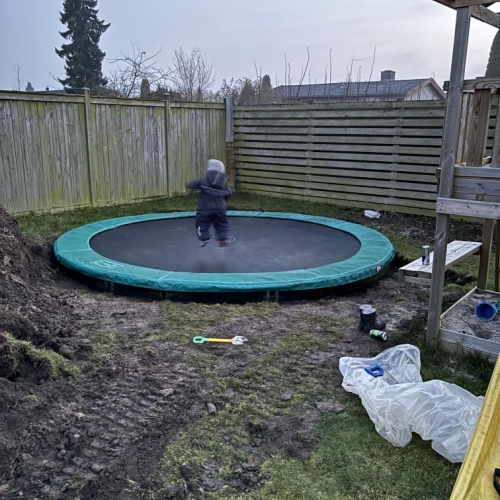 Rund trampolin nedgravet i have