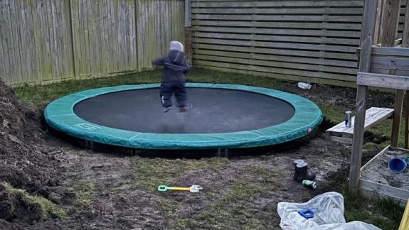 Rund trampolin nedgravet i have